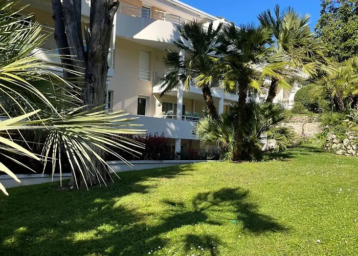 Au Centre De à Deux Pas Du Festival